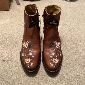 Shyanne embroidered booty, brand new with tags